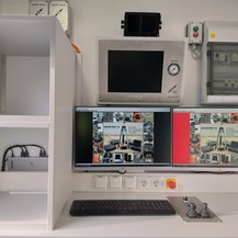Operatorstudio auch im Dichtheitsprüffahrzeug wie von den TV-Inspektionswagen gewohnt: ergonomische Einrichtung, strikte schwarz/weiss-Trennung sind bei uns Standard