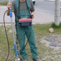 Schacht-Zoom-Kamera (Elektronischer Kanalspiegel) im Einsatz: an einer Teleskopstange montiert, wird die Kamera in den Abwasserschacht oder das Sonderbauwerk abgelassen und gestattet von dort aus einen Zoom-Blick weit hinein ohne Einstieg, ohne Befahrung und ohne vorherige Kanalreinigung. Die Inspektion kann händisch oder auch mittels des optionalen Kamerastativs für bessere Bildstabilität bzw. grosse Schachttiefen erfolgen. Das Steuergerät lässt sich mit einer Hand bedienen, so dass der Einsatz des Inspektionssystems von nur einem Bediener unproblematisch möglich ist.